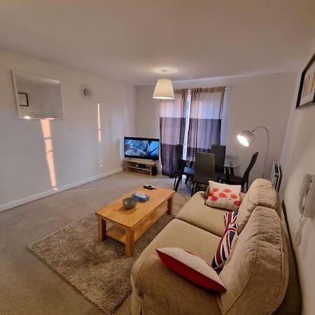 Laura'S Place Daire Isleworth Dış mekan fotoğraf